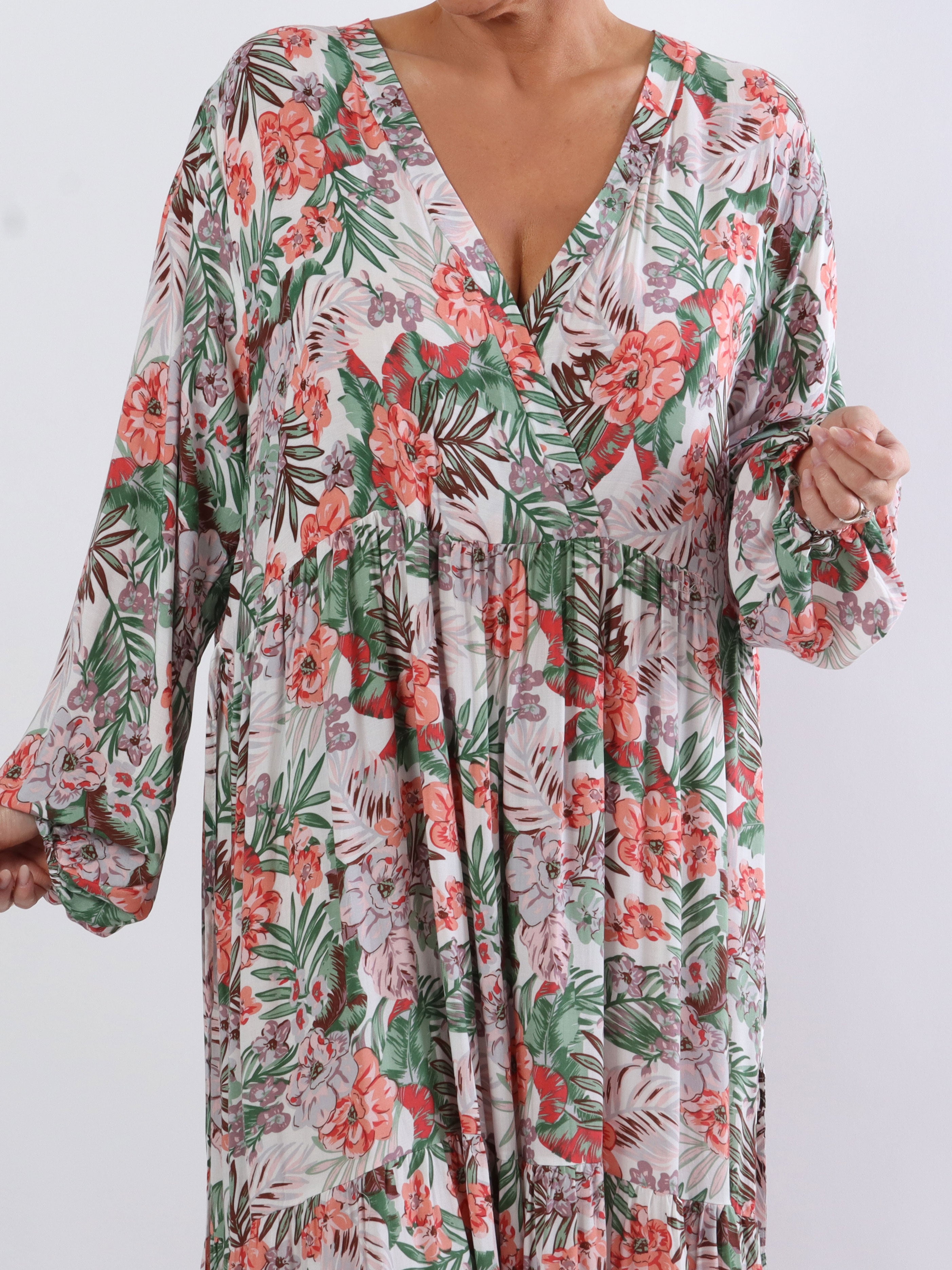 Alasca lydia - Plus size kjole i blødt stof med palmeblade og blomster